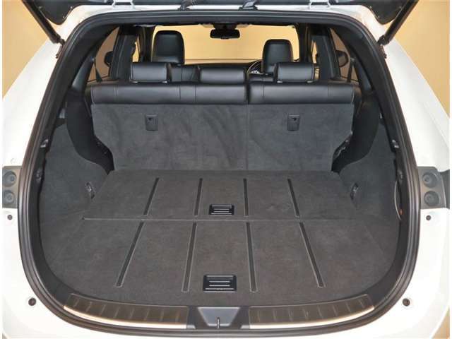 荷室もこの広さ！大きな荷物でも安心ですね♪さあ、何を載せてドライブに出かけましょうか？