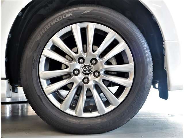 アルミホイール。洗練されたデザインで、足元の印象もアップします！