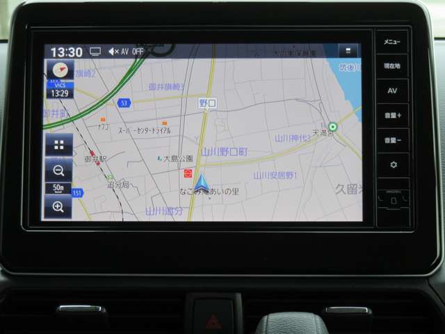 ディーラーオプションの9インチ大型モニターのメモリーナビ付きです。知らない場所にお出かけの際には非常に活躍します。