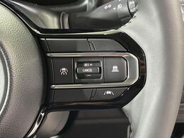 【アダプティブクルーズコントロール】高速道路での長距離走行が楽に！！自動で速度を保つクルーズコントロールが、衝突軽減システムと連携し、前方の車両を感知して車間を保つように速度調節してくれます！！