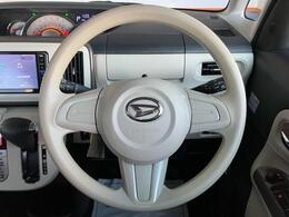 毎日触れるハンドル部分もキレイに保たれています♪もちろん安全を守るエアバックも装備しているので、安心です！