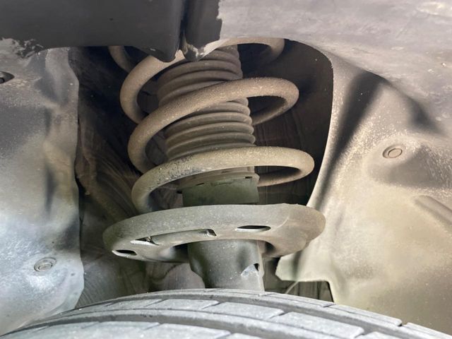 お車を安心してお乗りいただく為には、足回りの定期点検が欠かせません。サービスサポート（有償保証）では無料点検もご提供しており、安心のカーライフをお過ごしいただけるサポート体制が整っています。