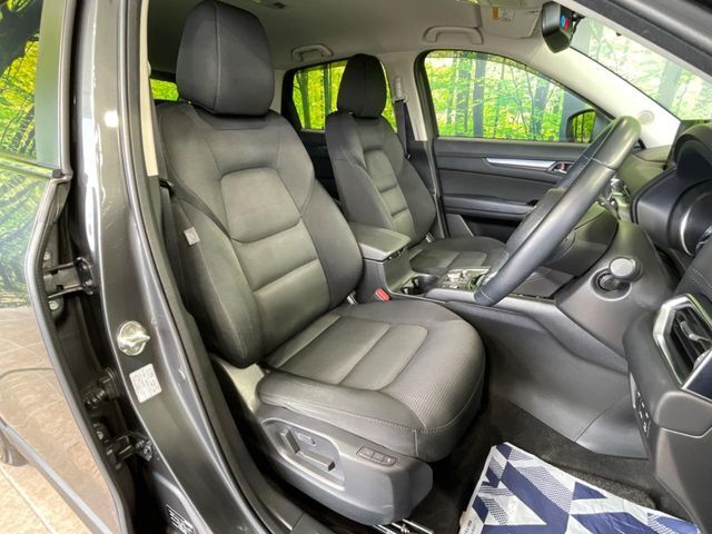 運転席まわりには十分なスペースがあり、大柄な方でもゆったり運転していただける環境です。