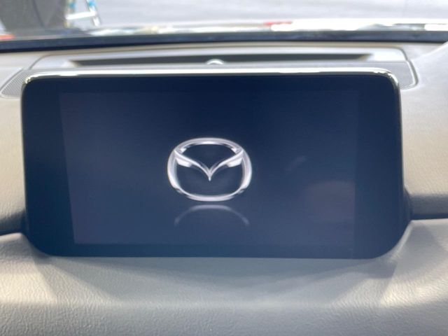 【マツダコネクトナビ】車内の雰囲気にマッチした一体型タイプのナビ。各種車輌設定やBluetooth再生等、様々な機能が楽しめます。直感的なダイヤル操作が可能で、使い勝手も良好です。