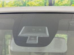 【スズキ　レーダーブレーキサポート】走行中に前方の車両等を認識し、衝突しそうな時は警報とブレーキで衝突回避と被害軽減をアシスト。より安全にドライブをお楽しみいただけます。