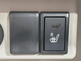 【シートヒーター】寒い日に重宝するシートヒーター！エアコンより早く温まってくれるので寒がりの人も安心ですね♪エアコンの温風は乾燥するから苦手、という方にもをおすすめです。