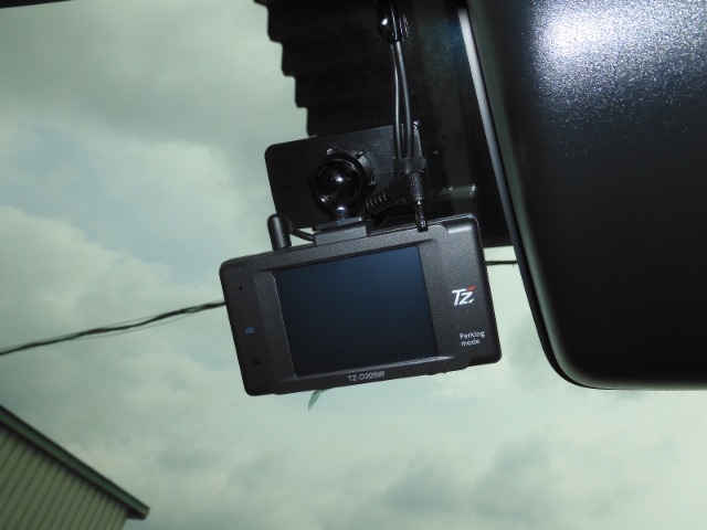 ◆ドライブレコーダー◆映像・音声などを記録する自動車用の装置です。　もしもの事故の際の記録はもちろん、旅行の際の思い出としてドライブの映像を楽しむことができます。
