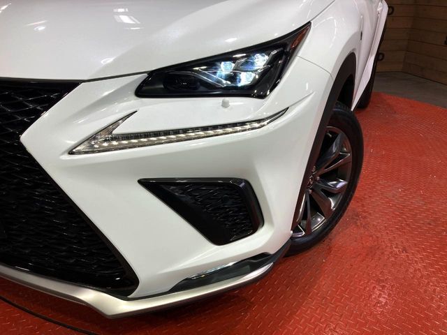 【三眼LEDヘッドライト】スタイリッシュな見た目の三眼LEDヘッドライトを装備♪スタイルだけでなく、夜間の走行も視界良好で安心してお乗りいただけます。