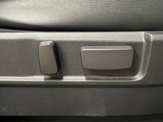 【パワーシート】は細やかな調整ができ、体格を問わずベストポジションがとれ長距離ドライブも快適です。