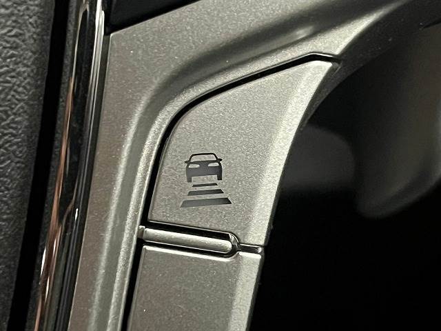 【レーダークルーズコントロール】装備車両になります。追従機能もついておりますので遠距離ドライブの高速道路などでは大活躍で疲労軽減に役立ちます。
