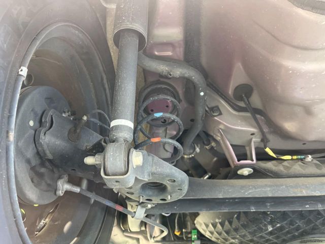 お車を安心してお乗りいただく為には、足回りの定期点検が欠かせません。サービスサポート（有償保証）では無料点検もご提供しており、安心のカーライフをお過ごしいただけるサポート体制が整っています。