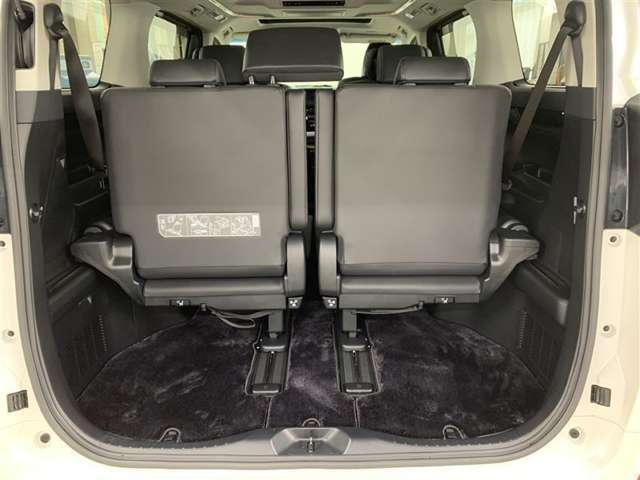 サードシート跳ね上げ式で折りたたみ可能です。キャンプ用品など大きな荷物もばっちり収納可能です！