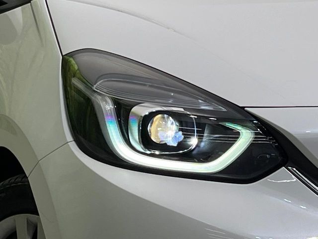 【LEDヘッドライト】悪天候や夜間走行時も良好な視界を確保し安心して運転できる高輝度LEDヘッドライトを装備！点灯速度が早く、消費電力も抑えられています。