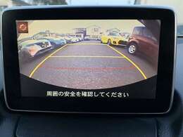 バックカメラがついて後方確認が簡単にできます！苦手としている車庫入れ等も安心して出来ますね！凄く需要の高い装備ですので、最初から付いていれば言う事なしですよね！？