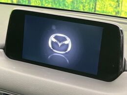 【マツダコネクトナビ】車内の雰囲気にマッチした一体型タイプのナビ。各種車輌設定やBluetooth再生等、様々な機能が楽しめます。直感的なダイヤル操作が可能で、使い勝手も良好です。