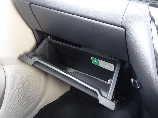 グローブボックス。車検証ブックや小物などが収納できるスペースがあります。