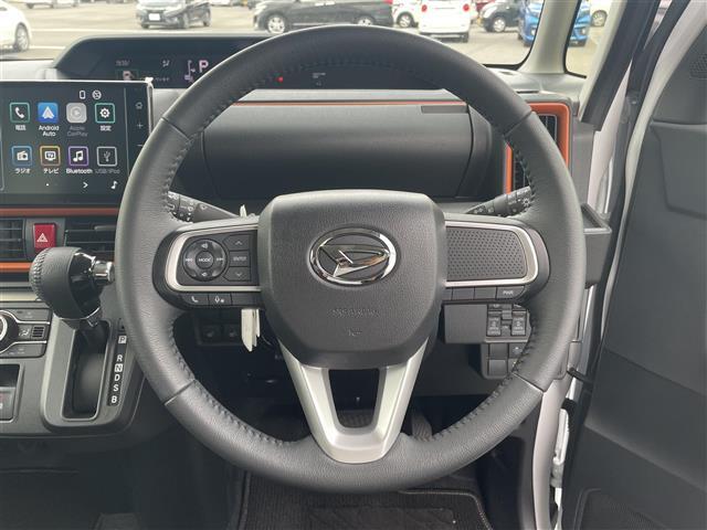 こちらはハンドルの写真です。中古車なので、若干の使用感はありますが、破損、不具合等はありません。弊社はユーザー様から買取した車両を、一台一台チェックして問題のない車両を掲載しております。ご安心ください
