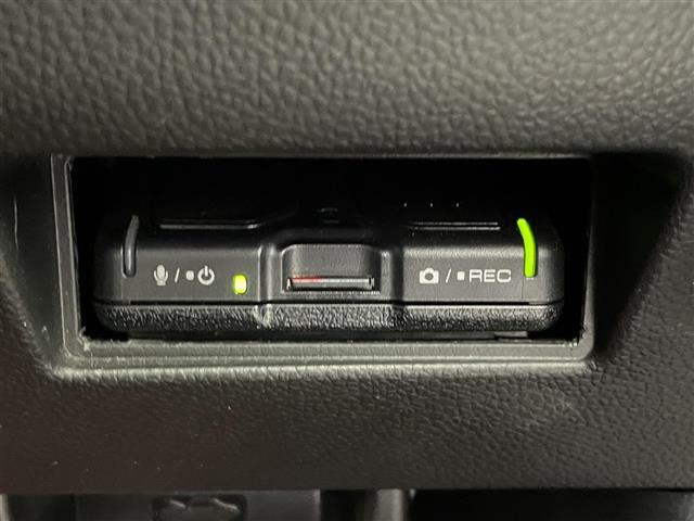 【ETC】有料道路を利用する際に料金所で停止することなく通過できる、ETC車載器（ノンストップ自動料金収受システム機器）が装備されています。セットアップを行うことで利用可能になります。