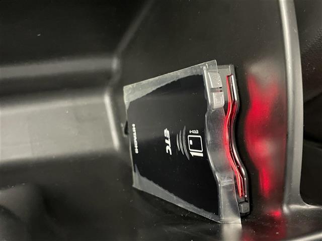 【ETC】有料道路を利用する際に料金所で停止することなく通過できる、ETC車載器（ノンストップ自動料金収受システム機器）が装備されています。セットアップを行うことで利用可能になります。