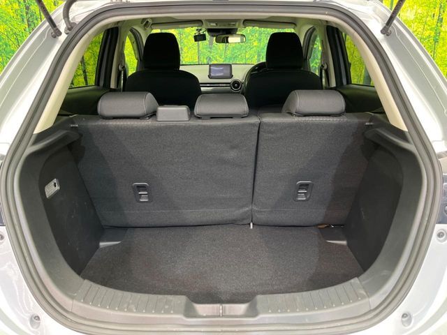 普段のお買い物や通勤、送迎等に十分な荷室スペースを確保しております。セカンドシートを倒すと、大きな荷物の積載も可能です♪