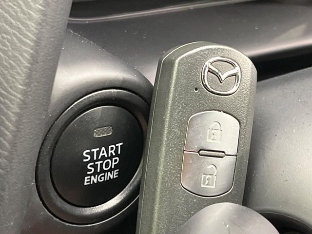 【アドバンストキー】カバンやポケットに入れたままでもドアの施錠・解錠が可能なスマートキーを装備。エンジンのオン・オフ時もカギを取り出す必要が無いからとっても便利です♪