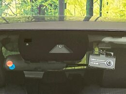 【i-ACTIVESENSE】走行中に前方の車両等を認識し、衝突しそうな時は警報とブレーキで衝突回避と被害軽減をアシスト。より安全にドライブをお楽しみいただけます。