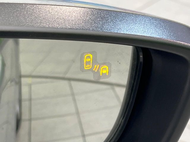 【ブラインドスポットモニタリング】走行中、ドアミラーの死角になりやすい箇所に後続車が接近するとサイドミラー付近に警告を表示、ドライバーに注意喚起をしてくれます。