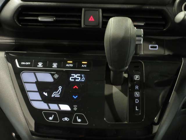 平面パネルのエアコン操作パネルです。扱いやすく、掃除もしやすいですよ。