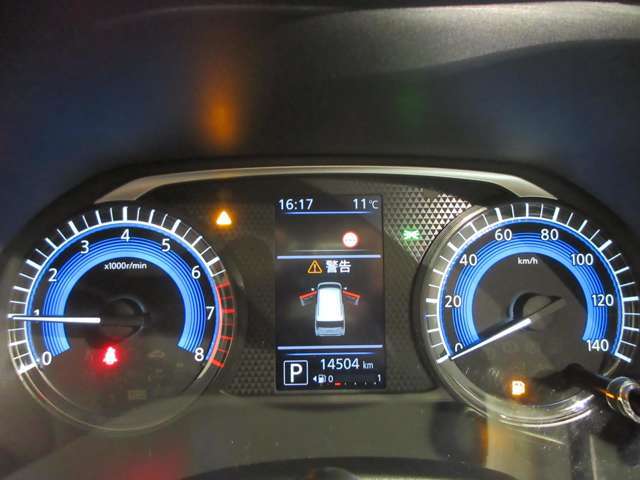 素早く車の情報が読み取れる視認性に優れたシンプルなデザインのメ-タ-パネルです