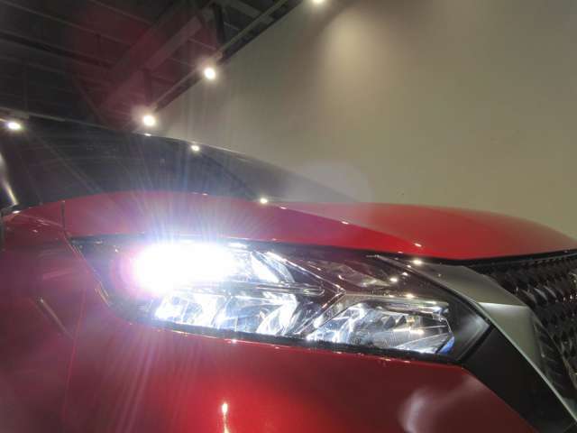 高輝度LEDヘッドライトを装備しているので.雨天などの悪天候や夜間走行も安心して運転できます！良好な視界を確保できるうえ消費電力も抑えられます