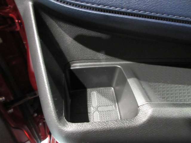 フロント左右ドリンクホルダー付いています。ちょっとした休憩に役立ちます