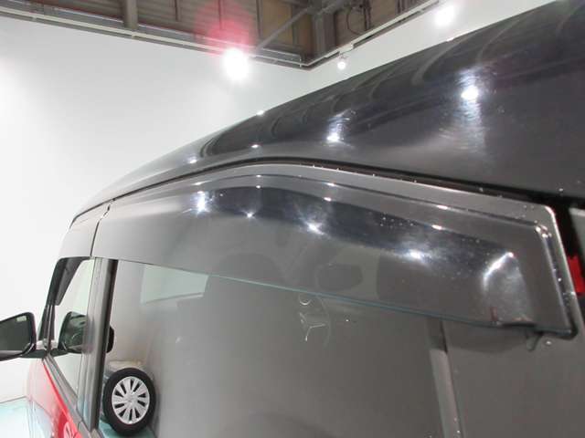 雨天時の空気換気に便利なプラスチックバイザー付いています。