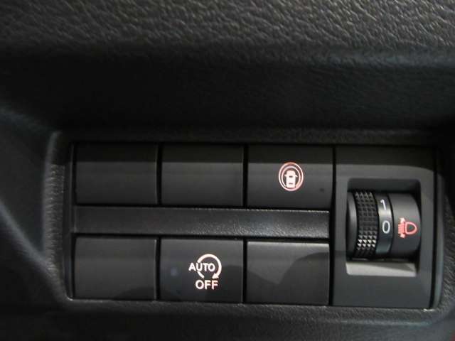 経済的なアイドリングストップも装備　燃費を向上させるシステムです　ヘッドライトレベライザーも付いています。
