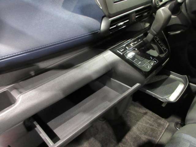 インストスライドボックス　ティッシュボックスがまるまる一つ入るボックスです運転席からも開け閉め可能です