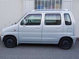 ワンズアームズのスタッフは国家資格整備士です。自社整備工場完備で、仕入れから販売、買取、修理、アフターフォローまで国家資格整備士が行い、良質安心な車両を安価にご提供出来るよう、日々、努力しております。