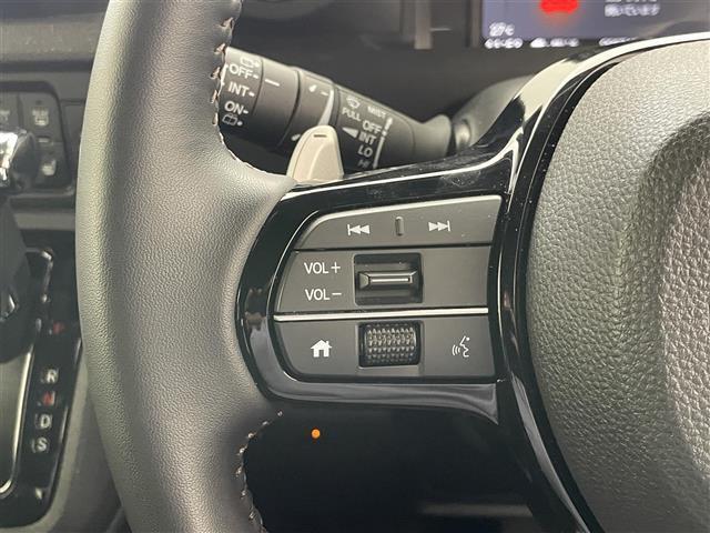 【純正革巻きステアリング】上質な革を使用することで、手にしっかり馴染み運転しやすい素晴らしいハンドルです。