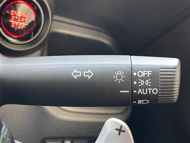 【オートライト（AUTO）】外の明るさをシステムが感知して、自動でヘッドライトが点灯します！ヘッドライトをつけ忘れを防ぐ便利機能です。