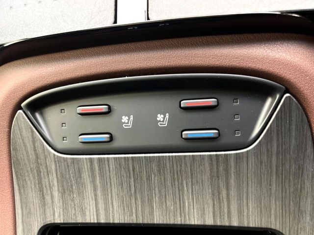 【シートヒーター】寒い日に重宝するシートヒーター！エアコンより早く温まってくれるので寒がりの人も安心ですね♪エアコンの温風は乾燥するから苦手、という方にもをおすすめです。