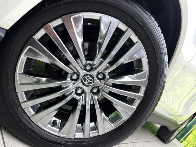 【純正19インチアルミホイール】外観にマッチした純正アルミホイールを装着しております。各種社外アルミホイールや、スタッドレスタイヤも取扱いしております。是非ご相談ください♪