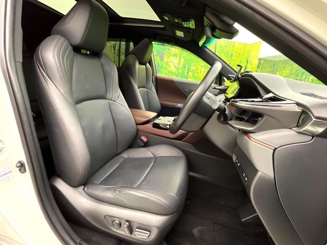 【黒革シート】上質な本革を使用し、高級感あふれる黒革シート。常に体に触れる部分だから、座り心地の良さにはこだわりたいですね♪汚れの付着や劣化を抑制する内装コーティング施工もおススメですよ♪