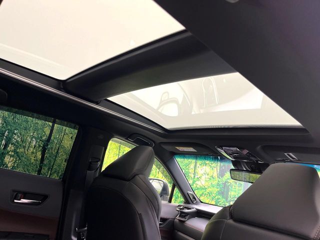 【大型サンルーフ】車内の解放感が一気に上がる大型のパノラマルーフ！季節を問わず開放的で快適なドライブをお楽しみいただけます。流通量も少なく希少価値の高い人気の装備です♪