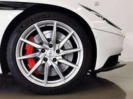 20インチのアルミホイールスポーツカーにピッタリのデザインはボディカラーとの相性も良くグリップ力のあるダイナミックなドライブが楽しめます