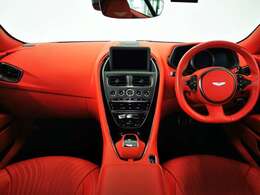 インテリアはスパーシーレッドで統一された上質かつ贅沢な仕様に。レーシングな雰囲気を感じつつセンターコンソール、シート、ダッシュボードから隠し切れない贅沢を感じる事が出来ます。