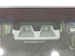 【スマートアシスト】走行中に前方の車両等を認識し、衝突しそうな時は警報とブレーキで衝突回避と被害軽減をアシスト。より安全にドライブをお楽しみいただけます。