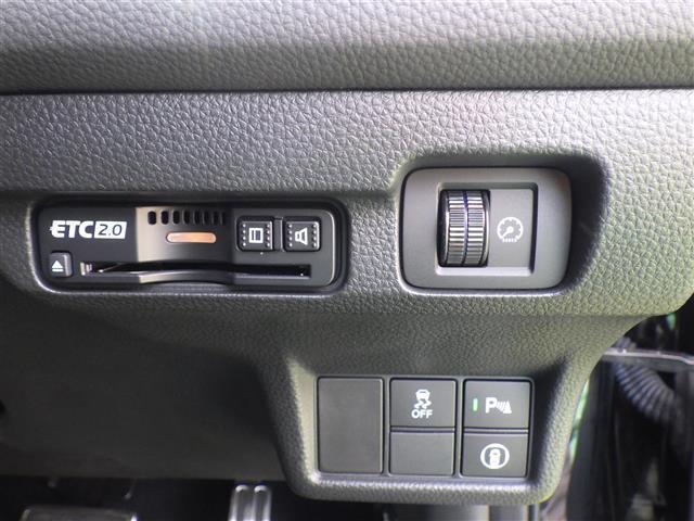 【ETC】有料道路を利用する際に料金所で停止することなく通過できる、ETC車載器（ノンストップ自動料金収受システム機器）が装備されています。セットアップを行うことで利用可能になります。