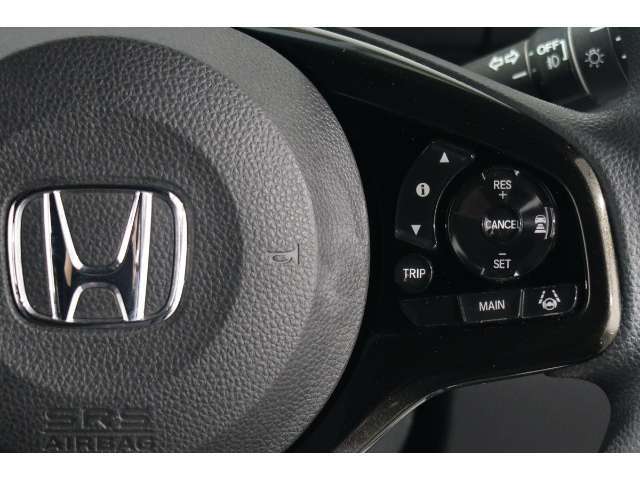 Hondaセンシングの機能のひとつ、アダプティブクルーズコントロール付！アクセルから足を離しても設定したスピードと前車との車間を保ち走行してくれます！車線維持もアシスト☆高速道路で疲労軽減ですね☆