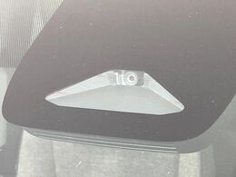 【トヨタセーフティセンス】走行中に前方の車両等を認識し、衝突しそうな時は警報とブレーキで衝突回避と被害軽減をアシスト。より安全にドライブをお楽しみいただけます。