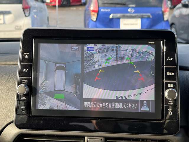 車を空から見たような映像が映る、アラウンドビューモニターで車両周辺の安全確認も一目でできます！小さなお子様や障害物も確認できるので、運転のし易さだけではなく事故防止にも役立ちます♪