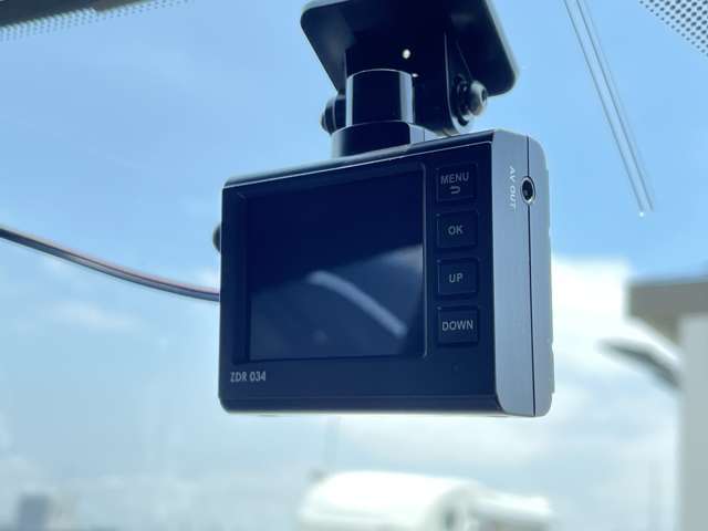 【ドライブレコーダー】映像・音声などの運転中の記録を残します。事故などを起こした起こされた時の証拠になりえますので、もしも時でも安心ですね。
