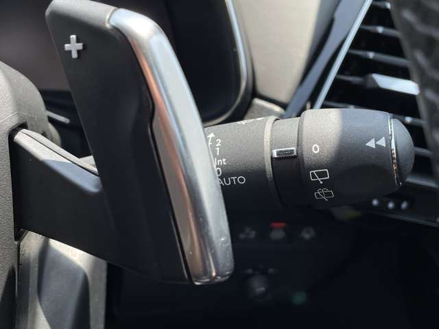【運転席操作部】『運転席周辺の装備』の画像になります。快適なドライブを楽しむための機能が装備されています！運転席から触れるので使いやすいです！